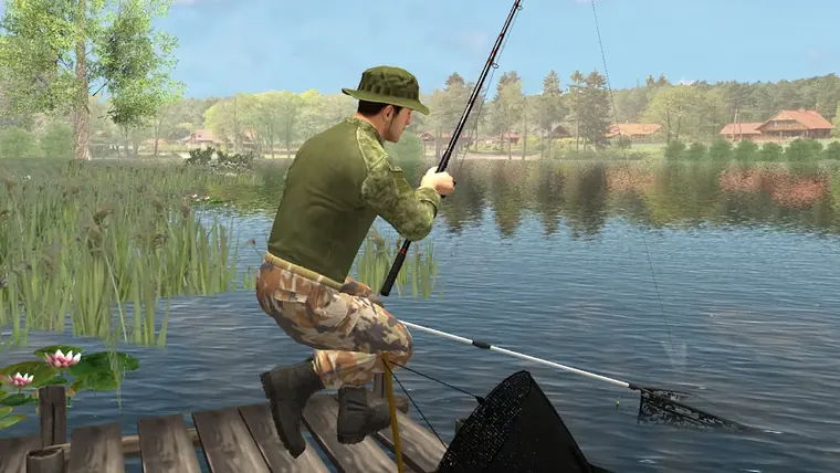Professional Fishing 2: pescador agachado num pontão de madeira a trazer o peixe com o camaroeiro