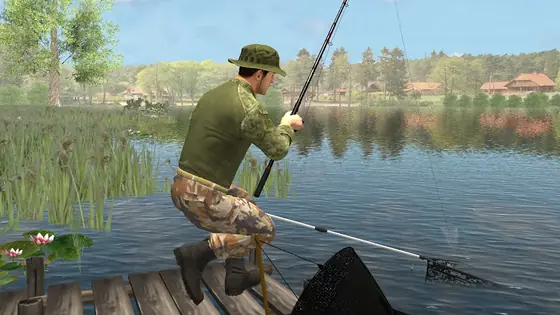 Professional Fishing 2: pescador agachado num pontão de madeira a trazer o peixe com o camaroeiro
