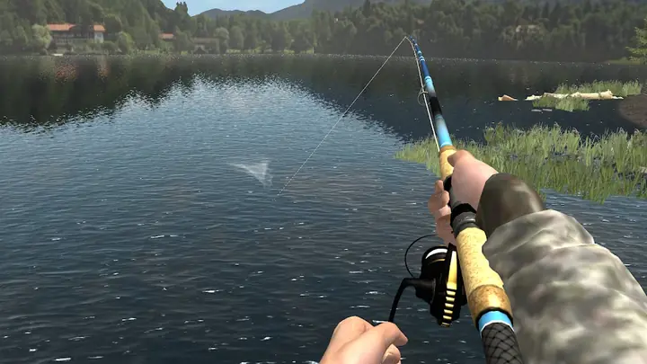 Professional Fishing 2: cana curvada com carreto e pega de cortiça em primeiro plano sobre um lago com casas ao fundo